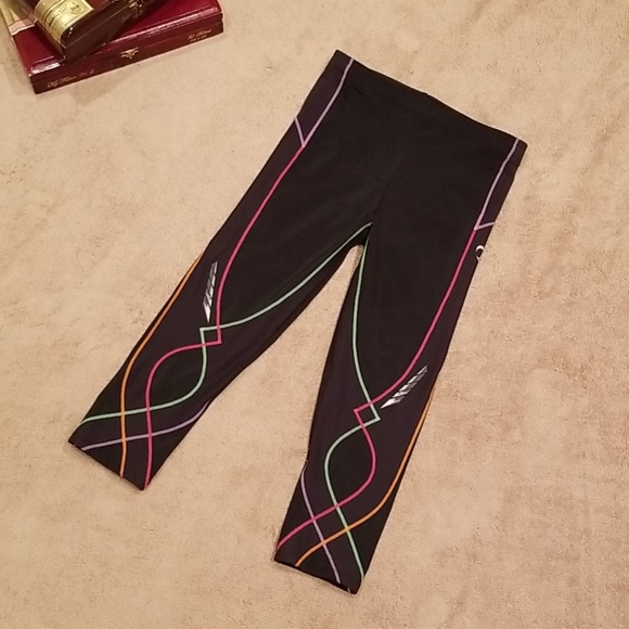 CW-X Pants - CW-X women's cropped compression leggings